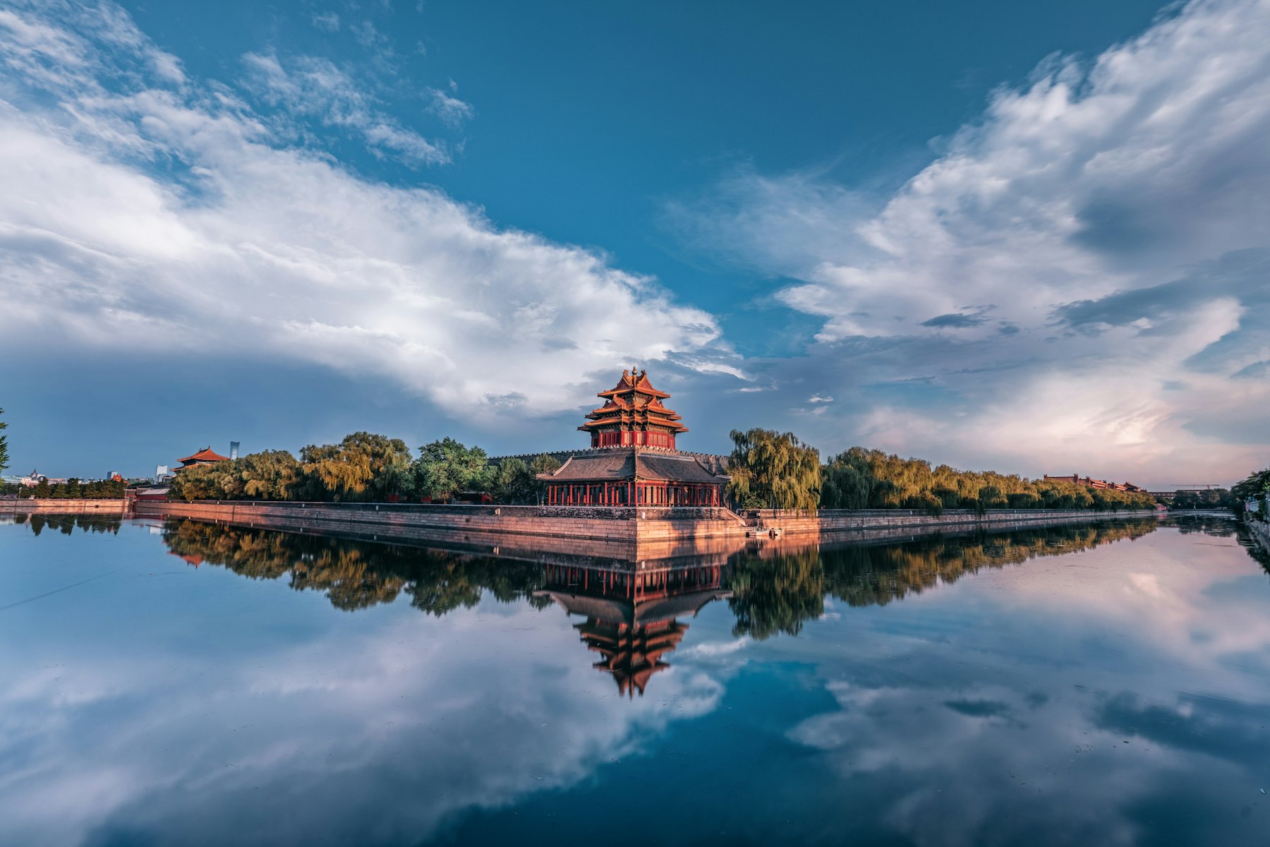 Torre del ángulo de la Ciudad Prohibida reflejada en el agua, Pekín