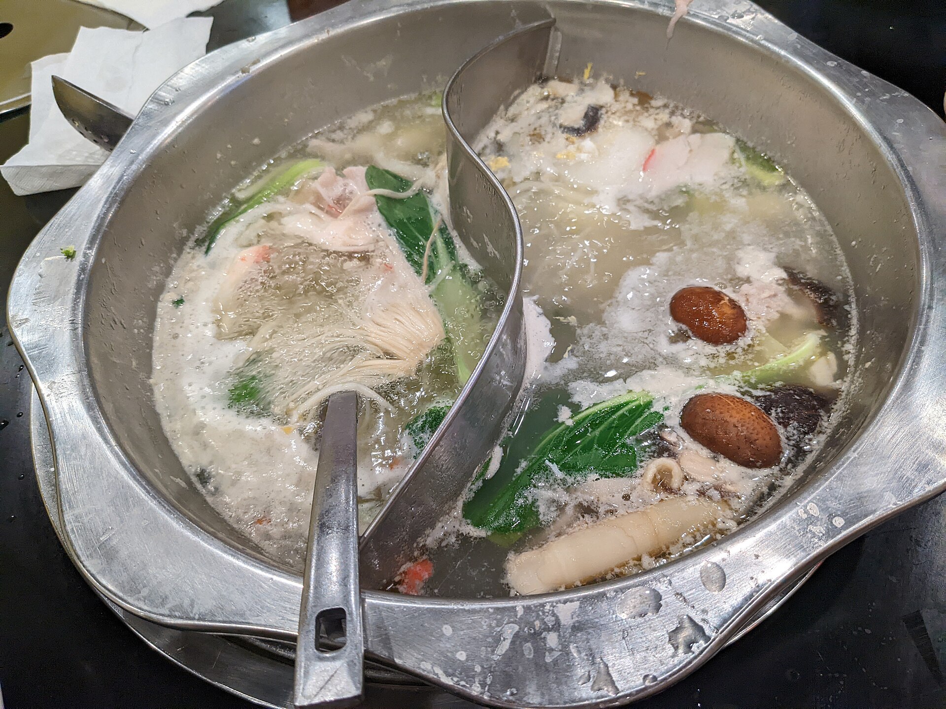 Mesa con un hotpot chino humeando
