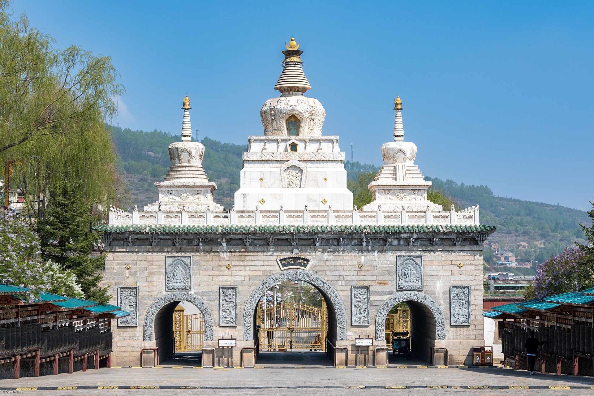 Tejados dorados y banderas de oración en el monasterio de Kumbum, cerca de Xining