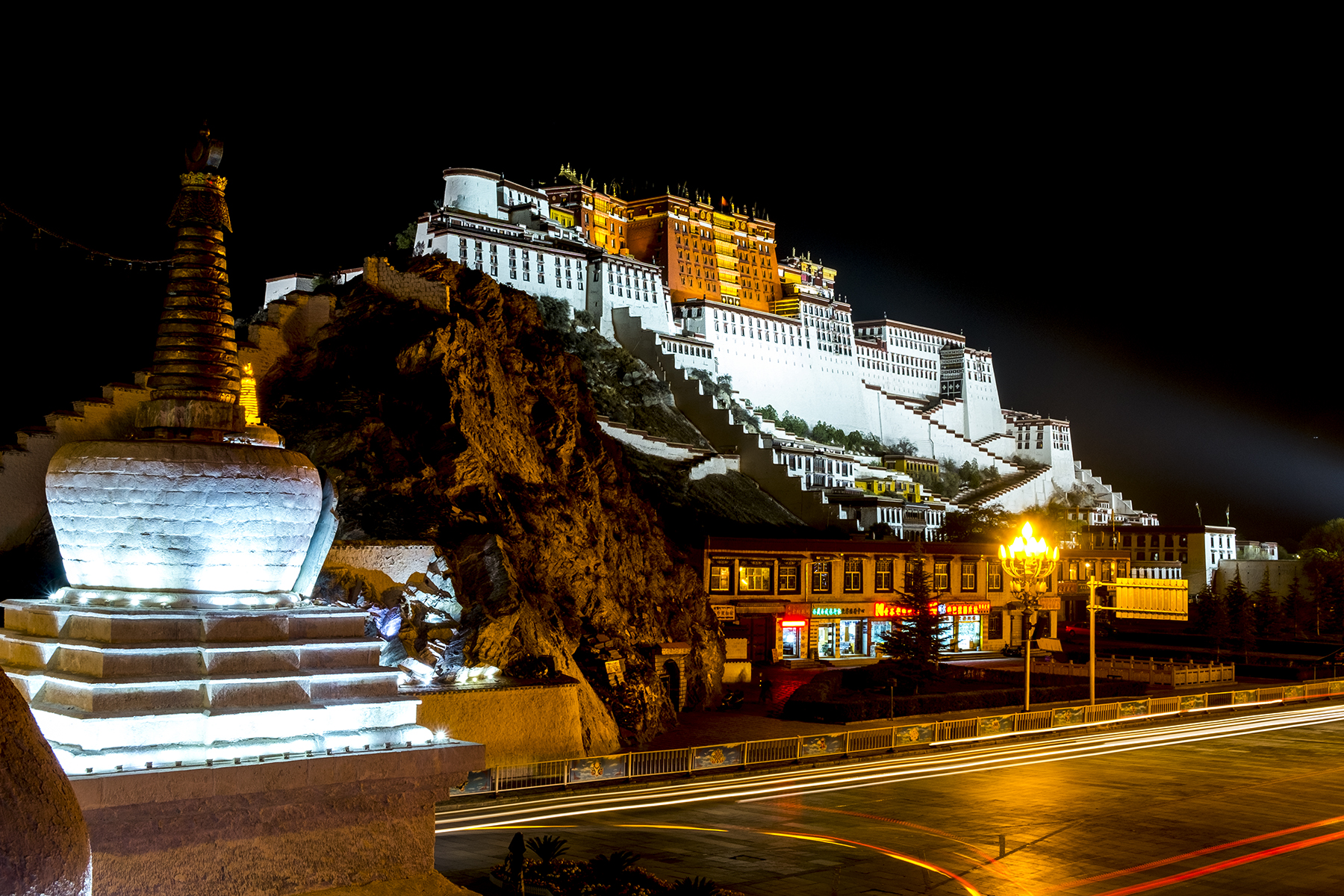 Palacio de Potala iluminado de noche, Lhasa