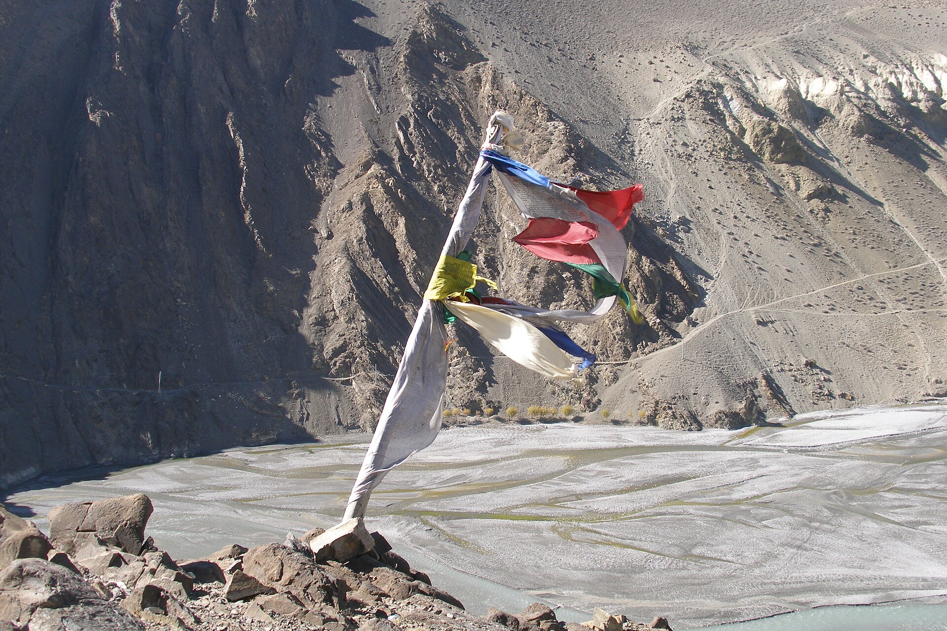 Banderas de oración tibetanas en un paso de montaña