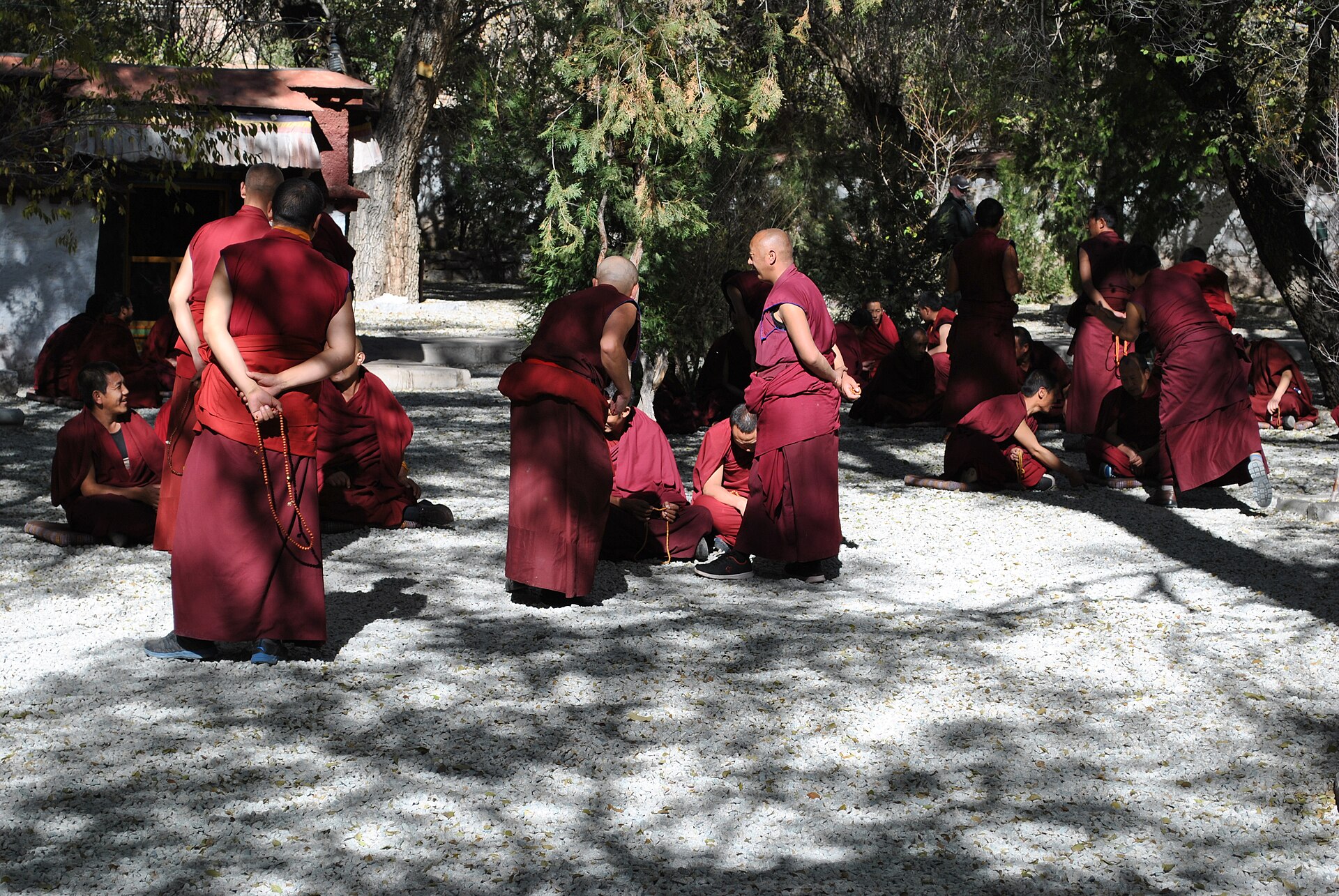 Monjes tibetanos en el patio de un monasterio, al norte del Tíbet