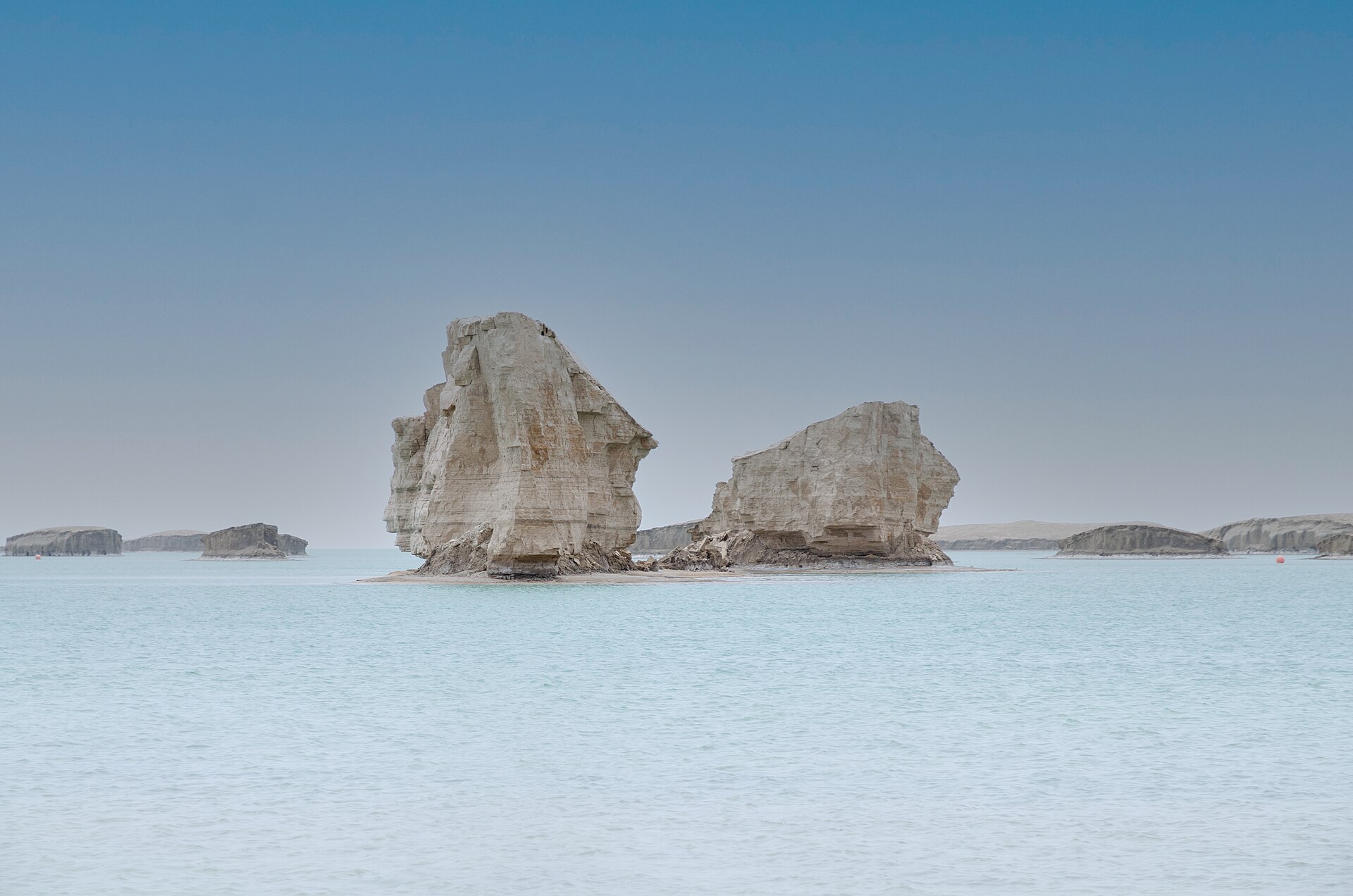 Yardangs a emergir de uma lagoa salgada no deserto da bacia de Qaidam